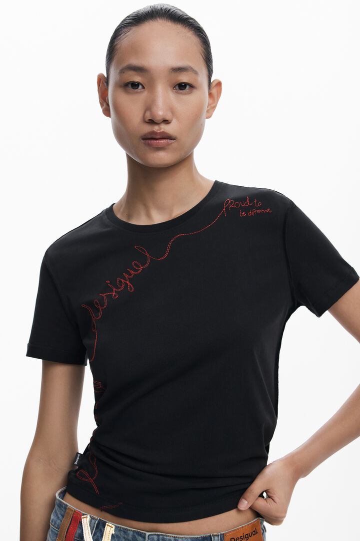 T-shirt with embroidered phrase | Desigual