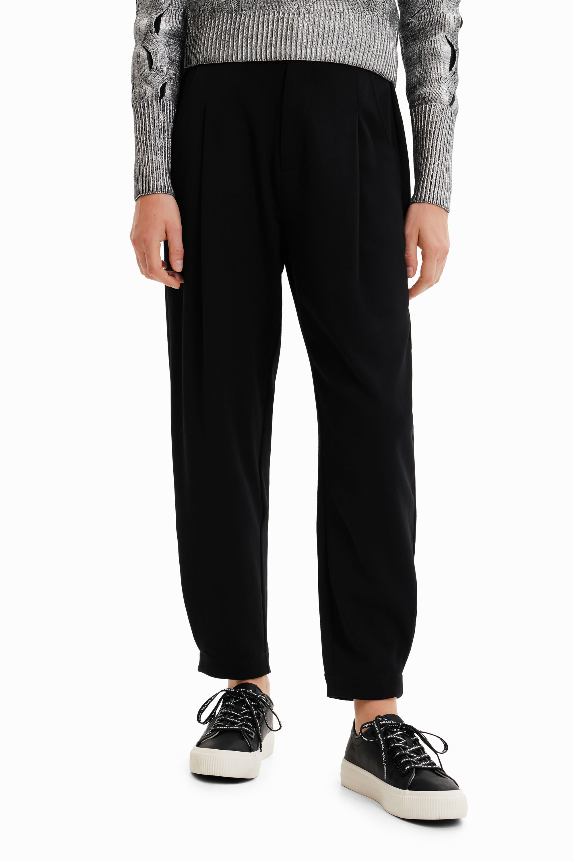 Pantalón negro pinzas | Desigual.com