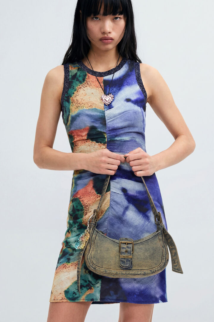 Vestido curto estampado de al&ccedil;as