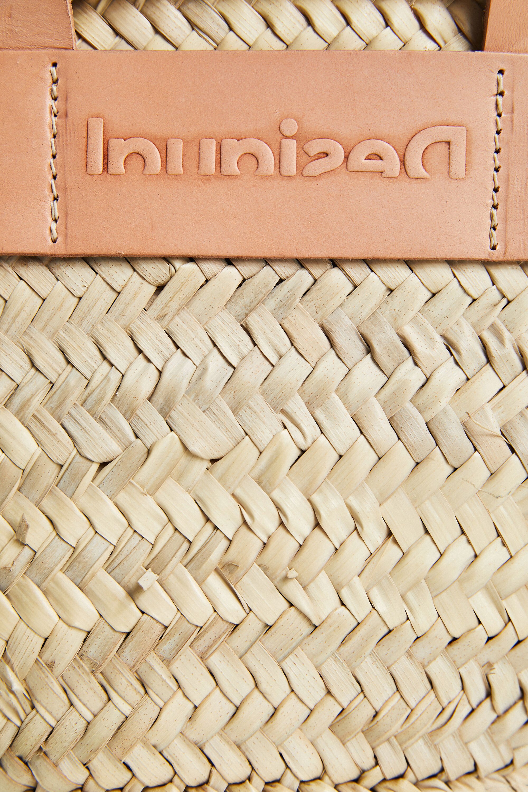 Medium basket with contrasting straps
