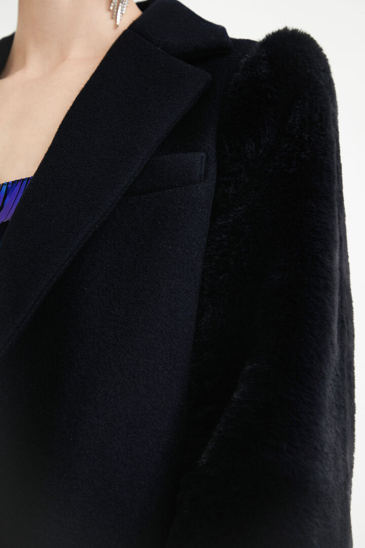 Manteau effet fourrure sur les manches | Desigual