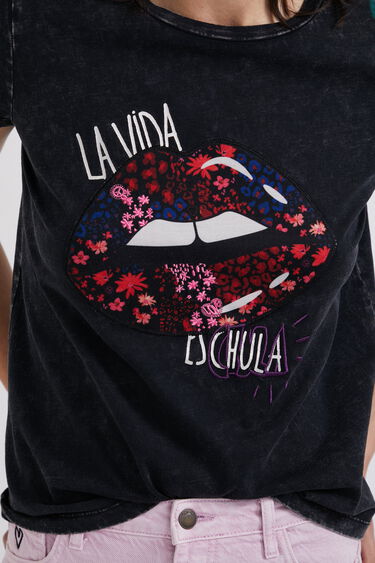 T-shirt avec patch lèvres brodées | Desigual