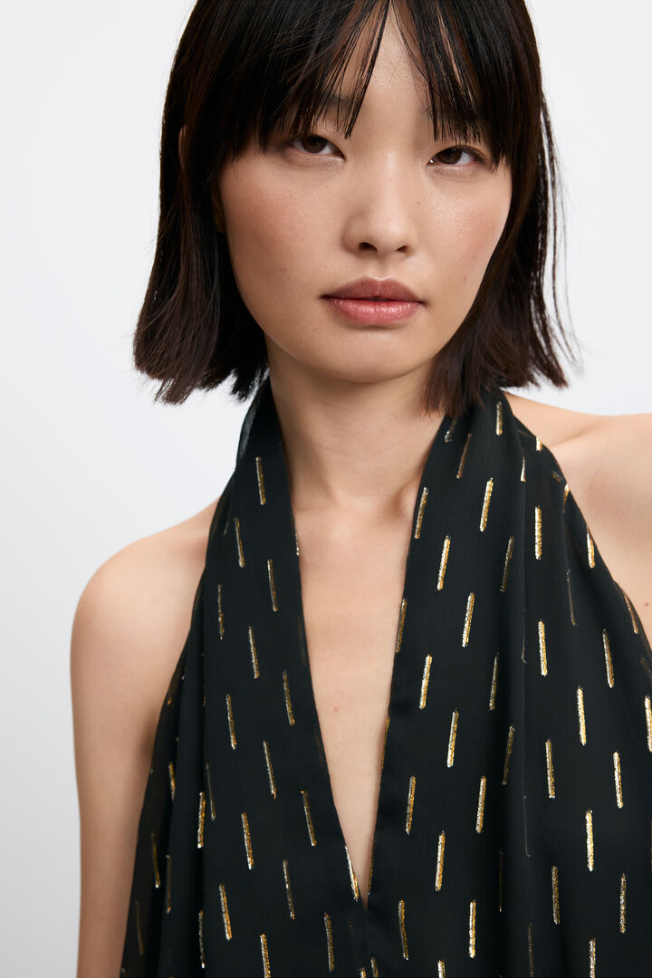 blusa halter detalles metalizados