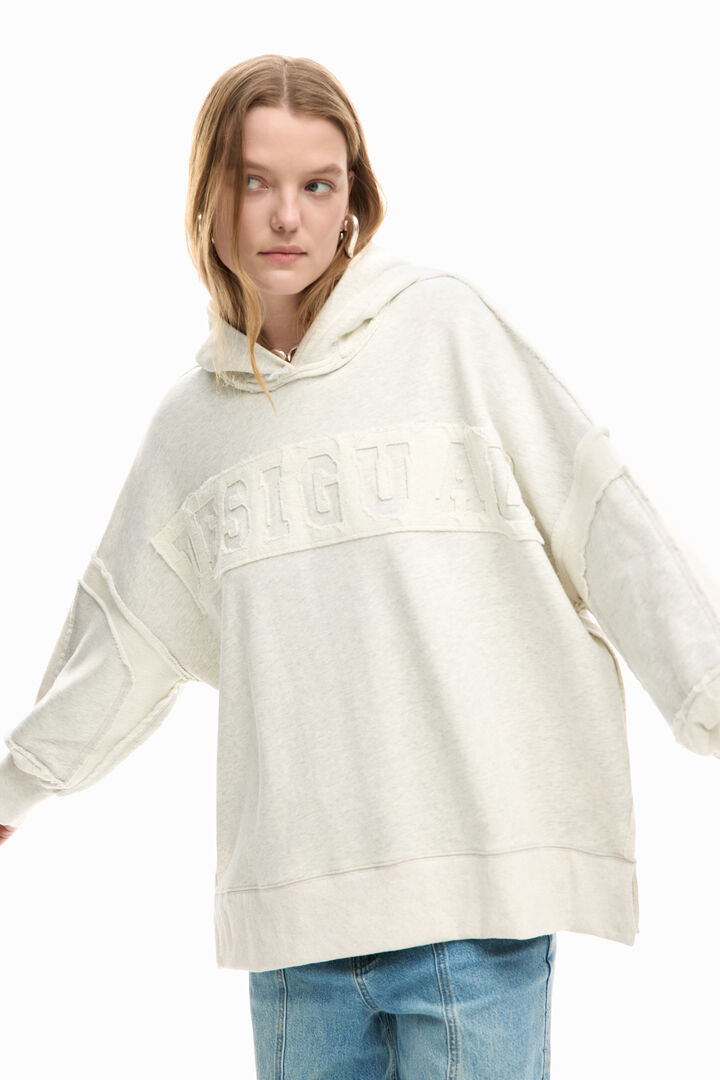 オーバーサイズのフード付きスウェット