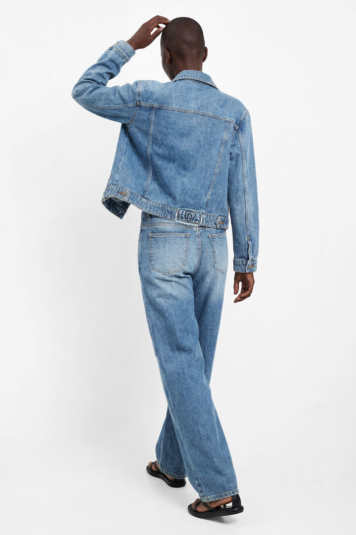 Weite Jeanshose mit Schmetterlingen