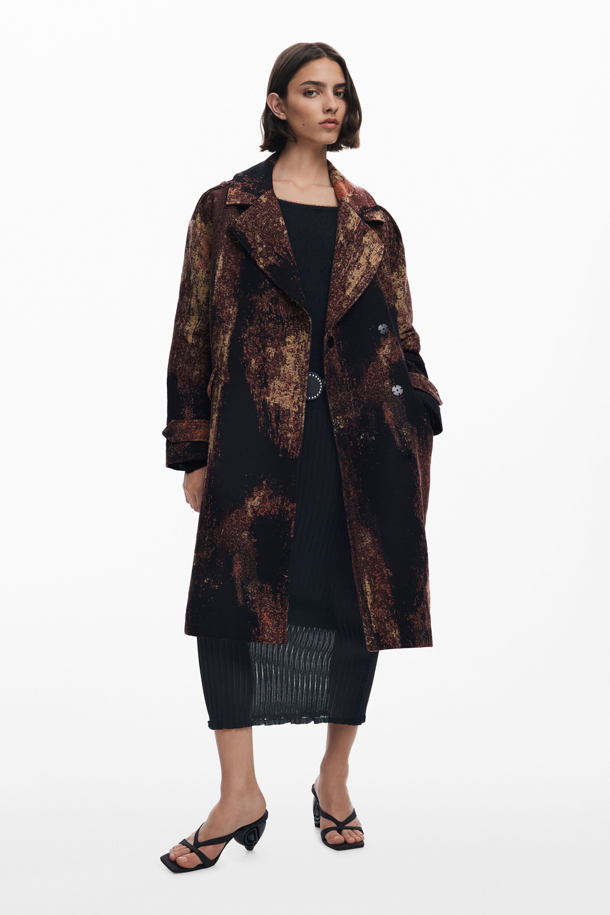 Mantel ontworpen door Mr. Christian Lacroix