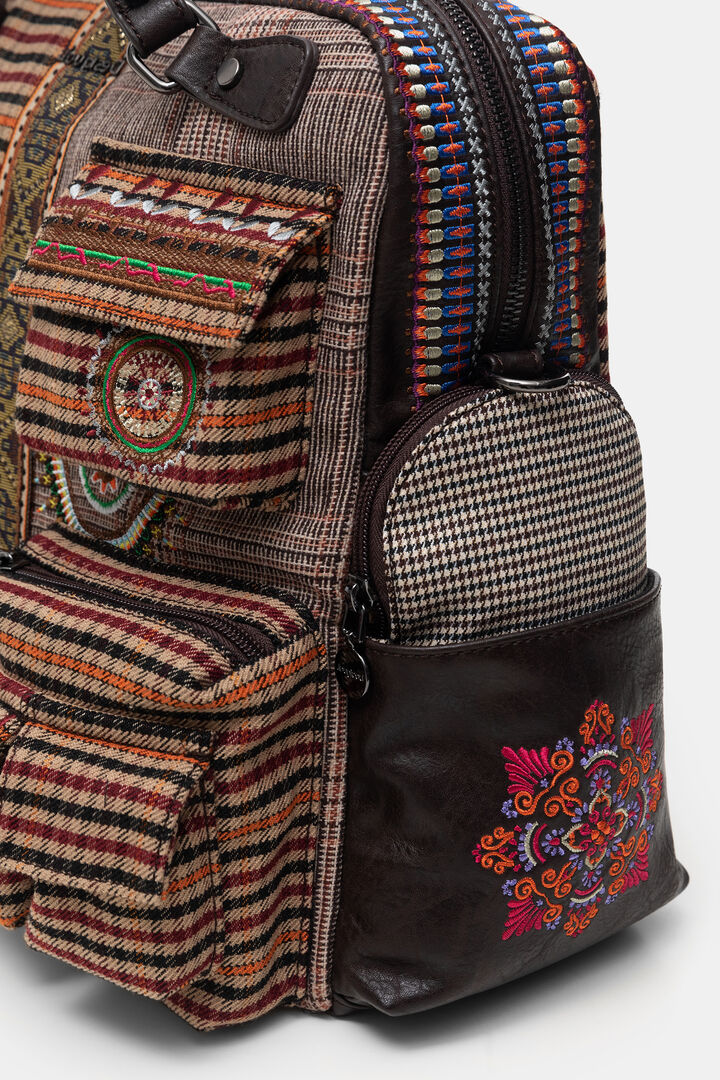 Rucksack mit vielen Taschen und Patch | Desigual