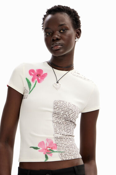 Majica z rožastimi potiski iz časopisja | Desigual