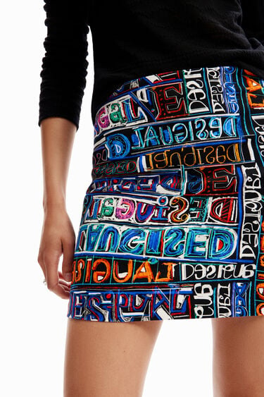 חצאית מיני בגזרת Slim עם לוגו מאוייר | Desigual
