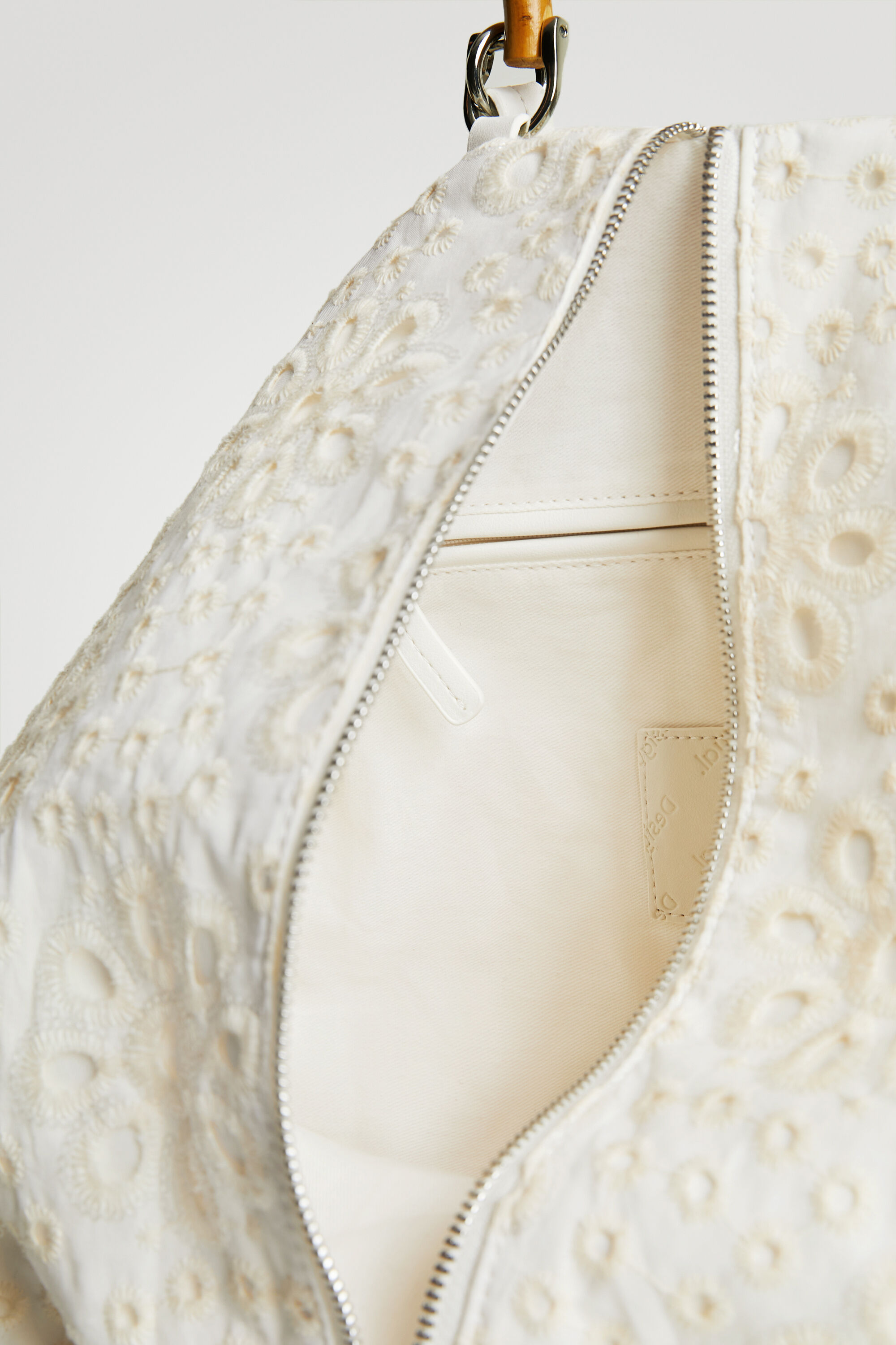 【デシグアル】マルチポジション イギリス刺繍 ミドルバックパック ホワイト デシグアル Desigual マルチポジション イギリス刺繍 ミドルバック