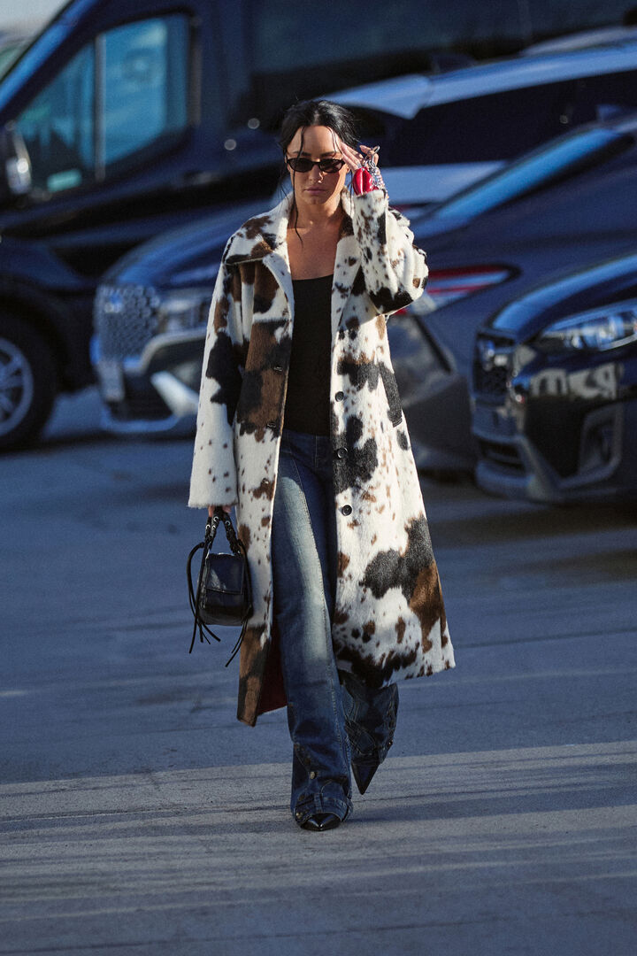 Straight coat with animal print fur