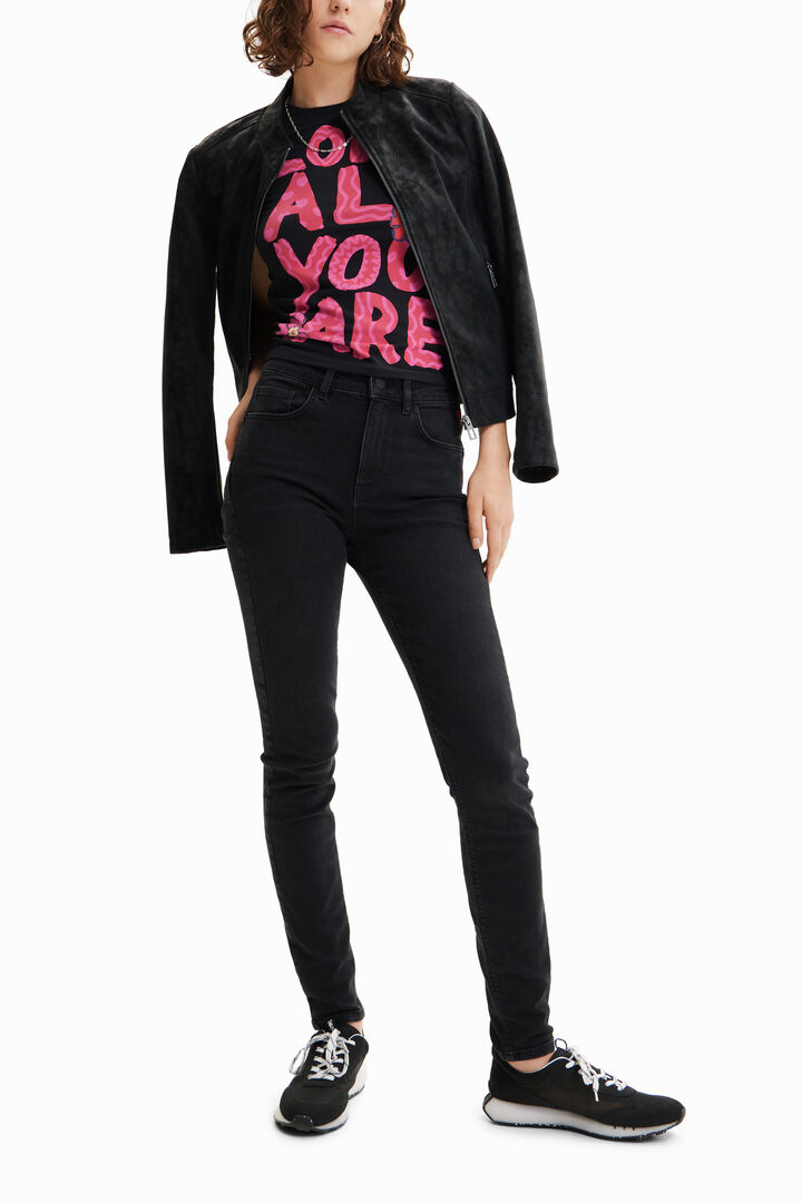 חולצה קצרה LOVE ALL YOU ARE עם פרחים | Desigual