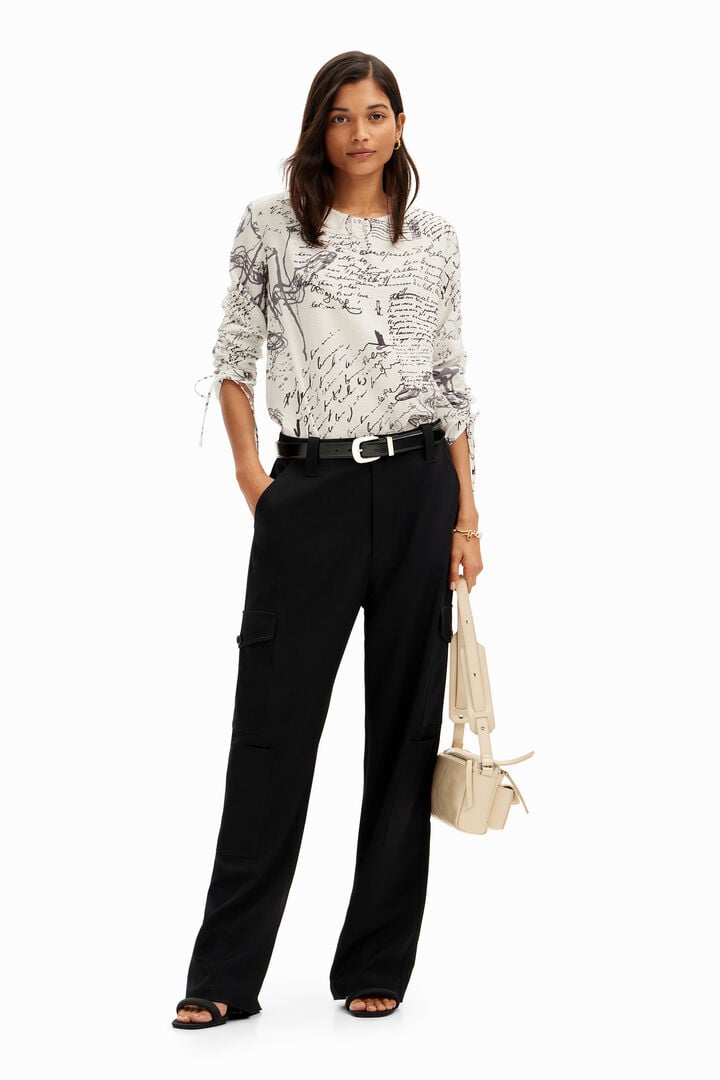 Blouse with adjustable sleeves and text prints. | Desigual