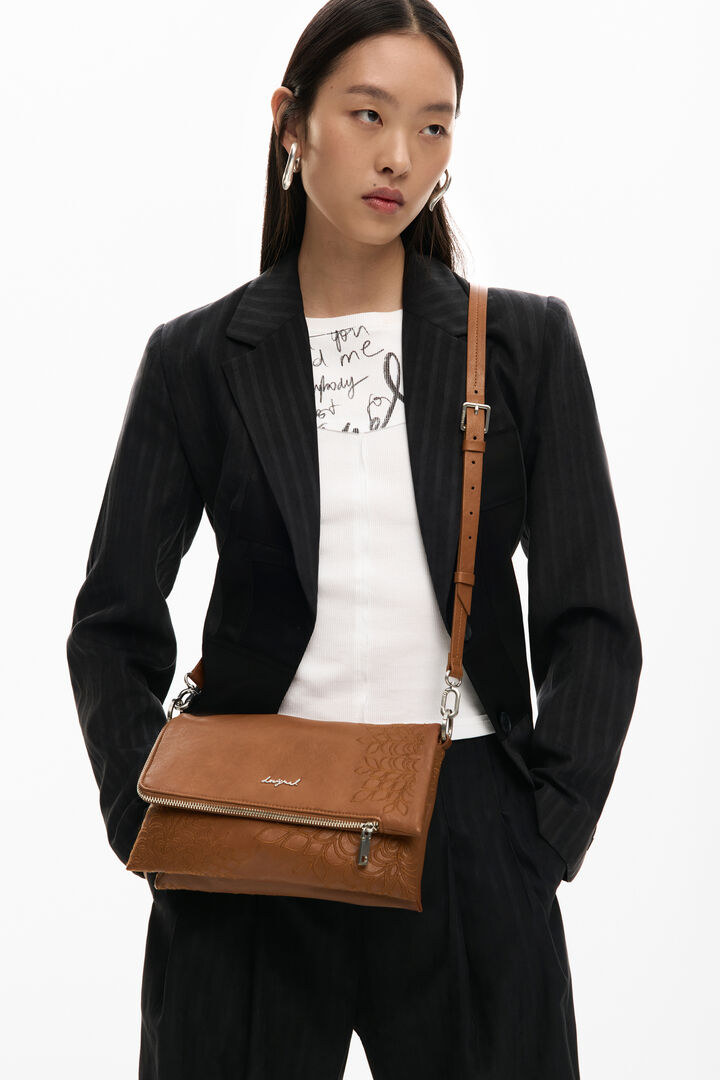 Bolso mediano logo charm | Desigual