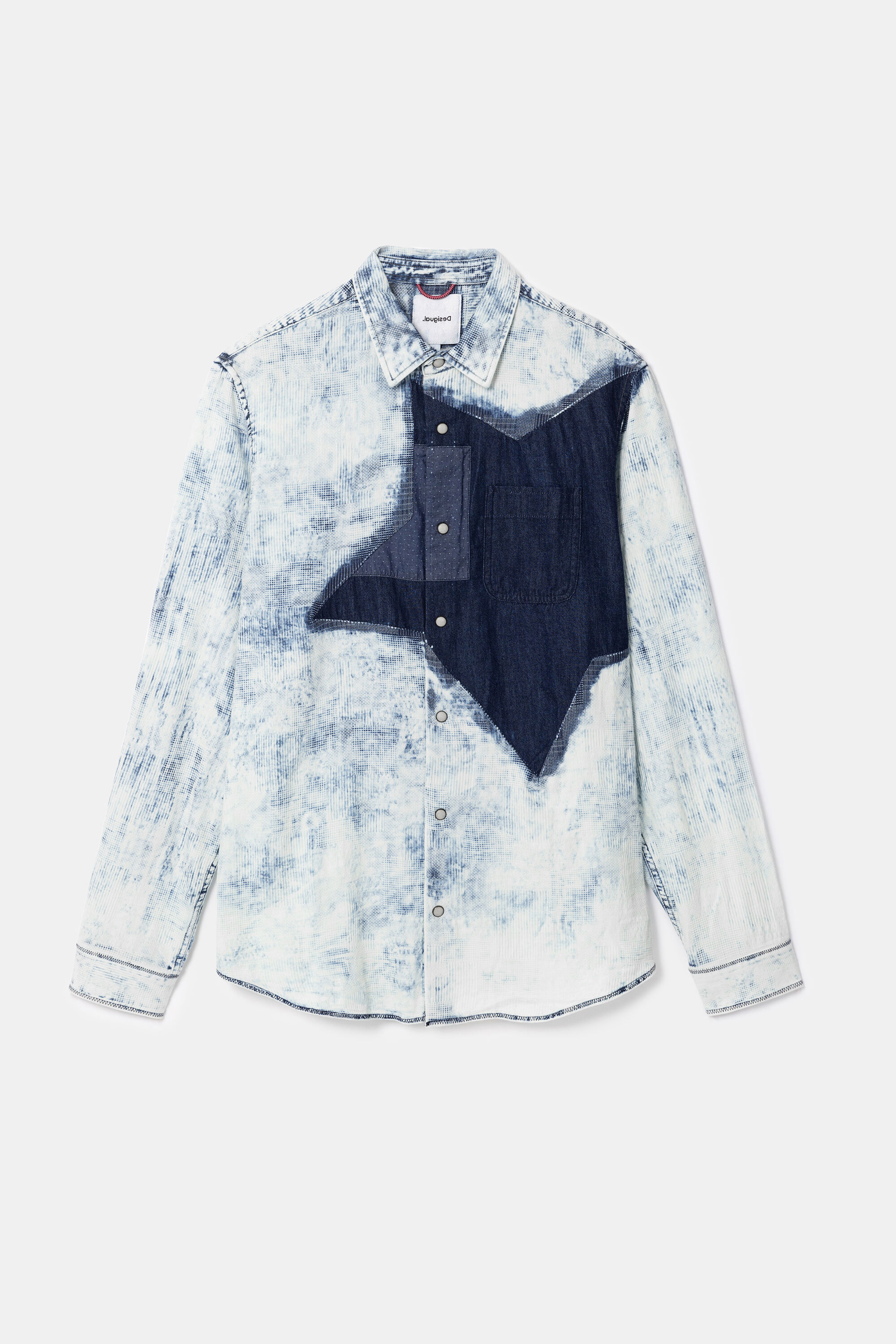 Abgewetztes Jeanshemd