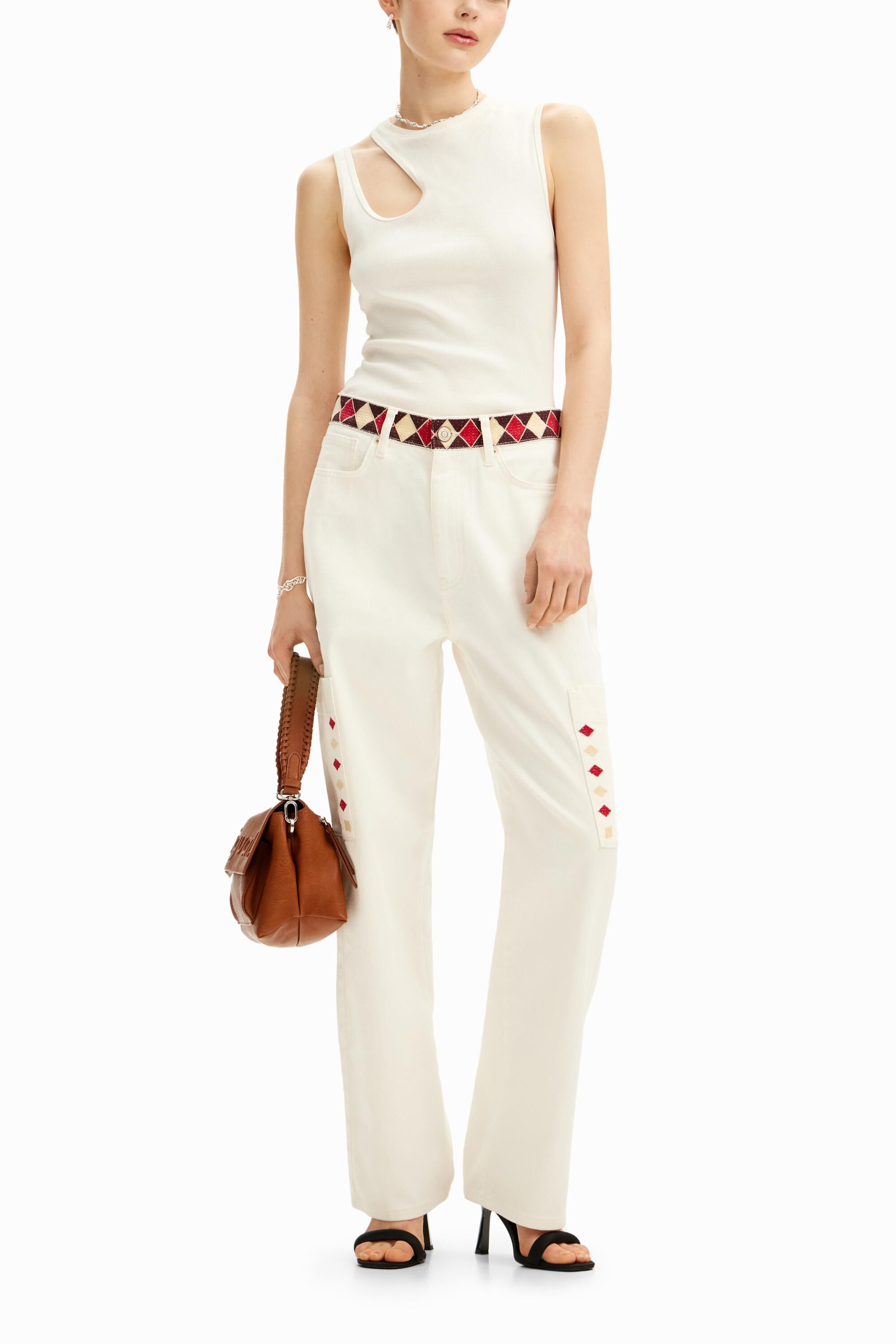 Pantalón denim cropped con bordes de rombos
