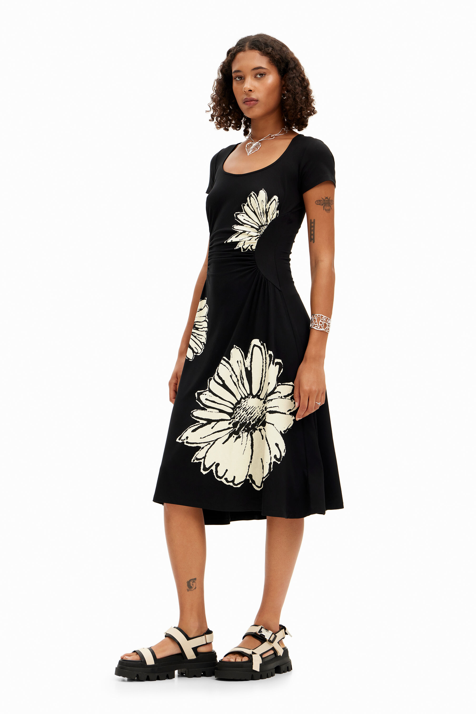 Short sleeved midi dress with neckline and daisies