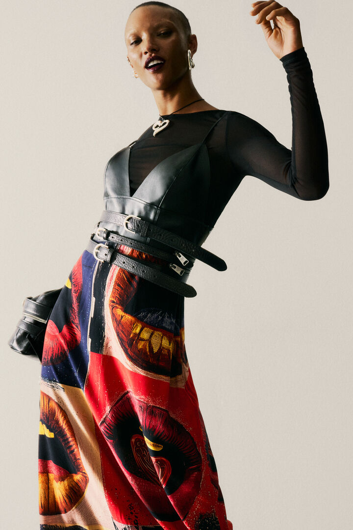 VESTIDO DE ALÇAS COM ESTAMPAS DE BOCAS