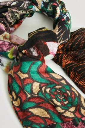 Lange sjaal met diverse digitale patches