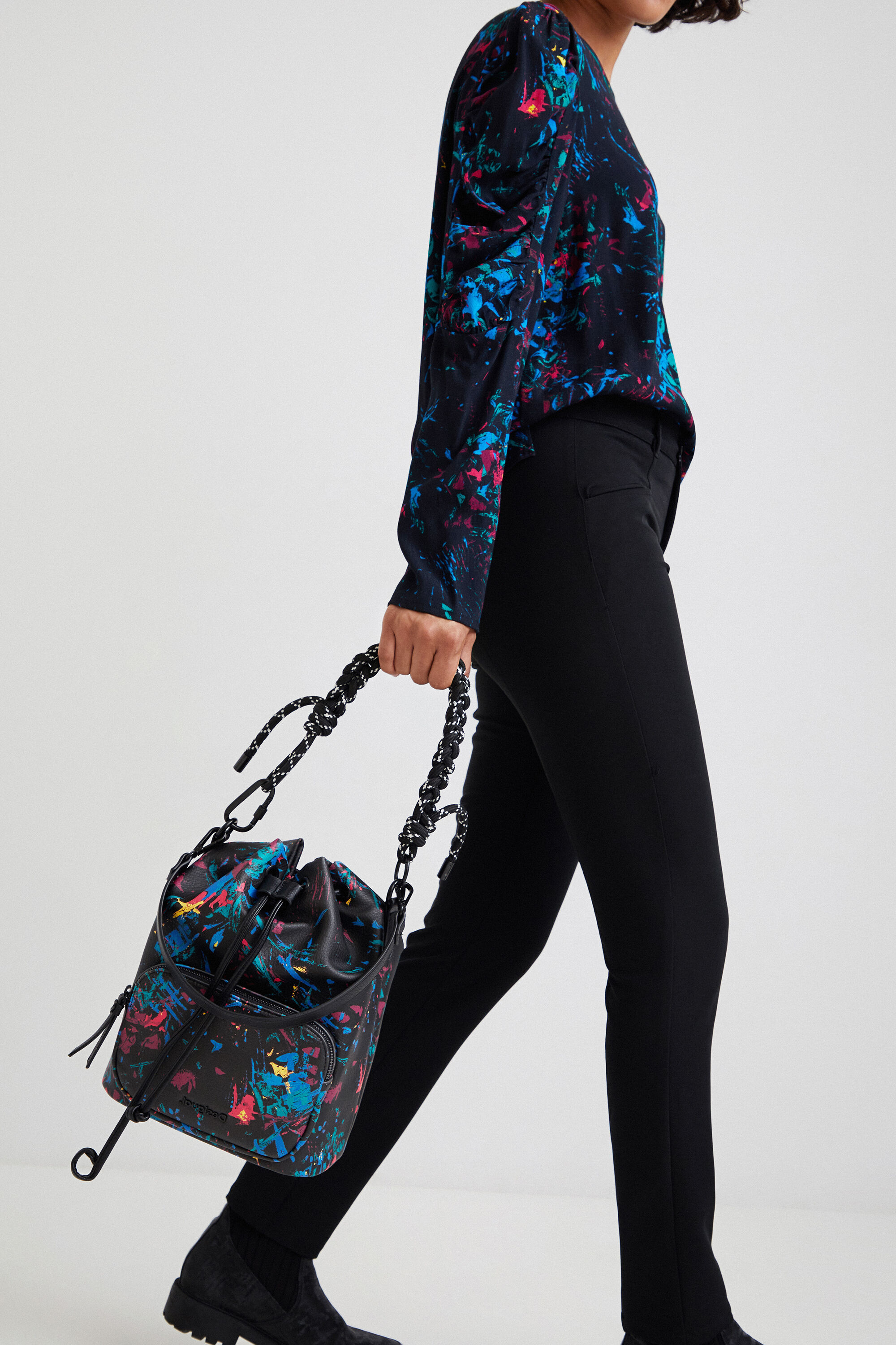 Bolso saco efecto cuero estampado Desigual