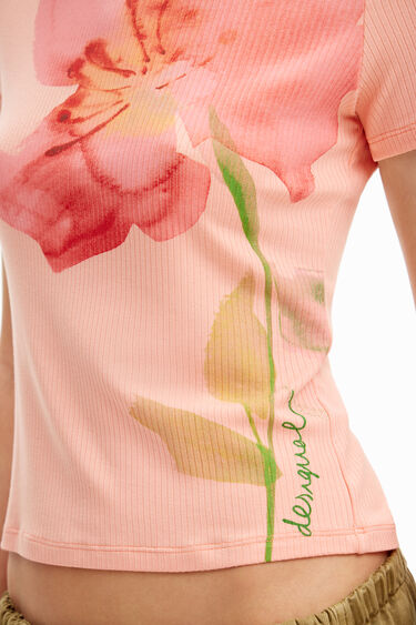 Short-sleeved T-shirt with large flower. | Desigual