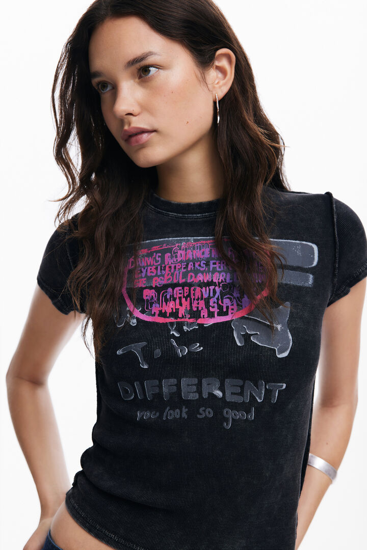 T-Shirt mit kurzen Ärmeln und Buchstaben | Desigual