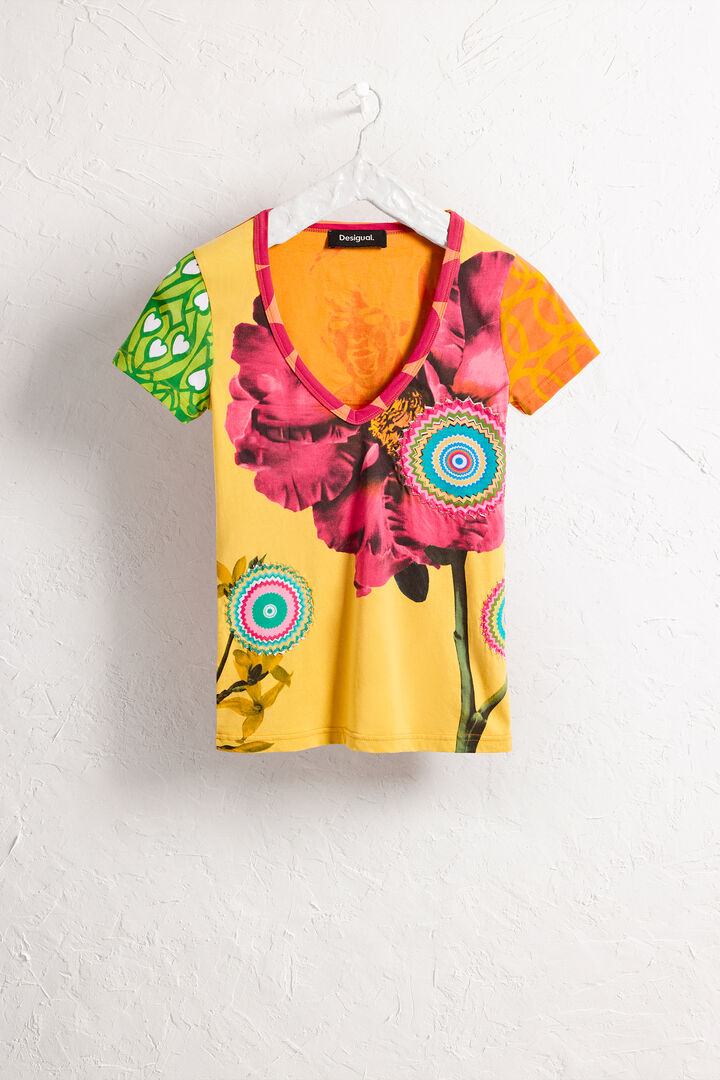 プリント入りVネックTシャツ