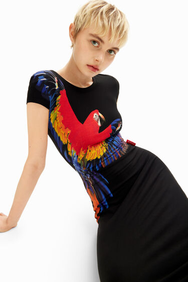 Dolga tropska obleka s papigo oblikovalke Tyler McGillivary | Desigual