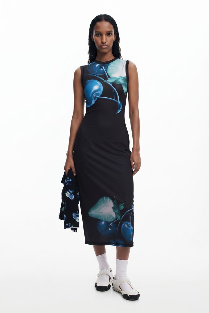 Enges Kleid mit Kirschen
