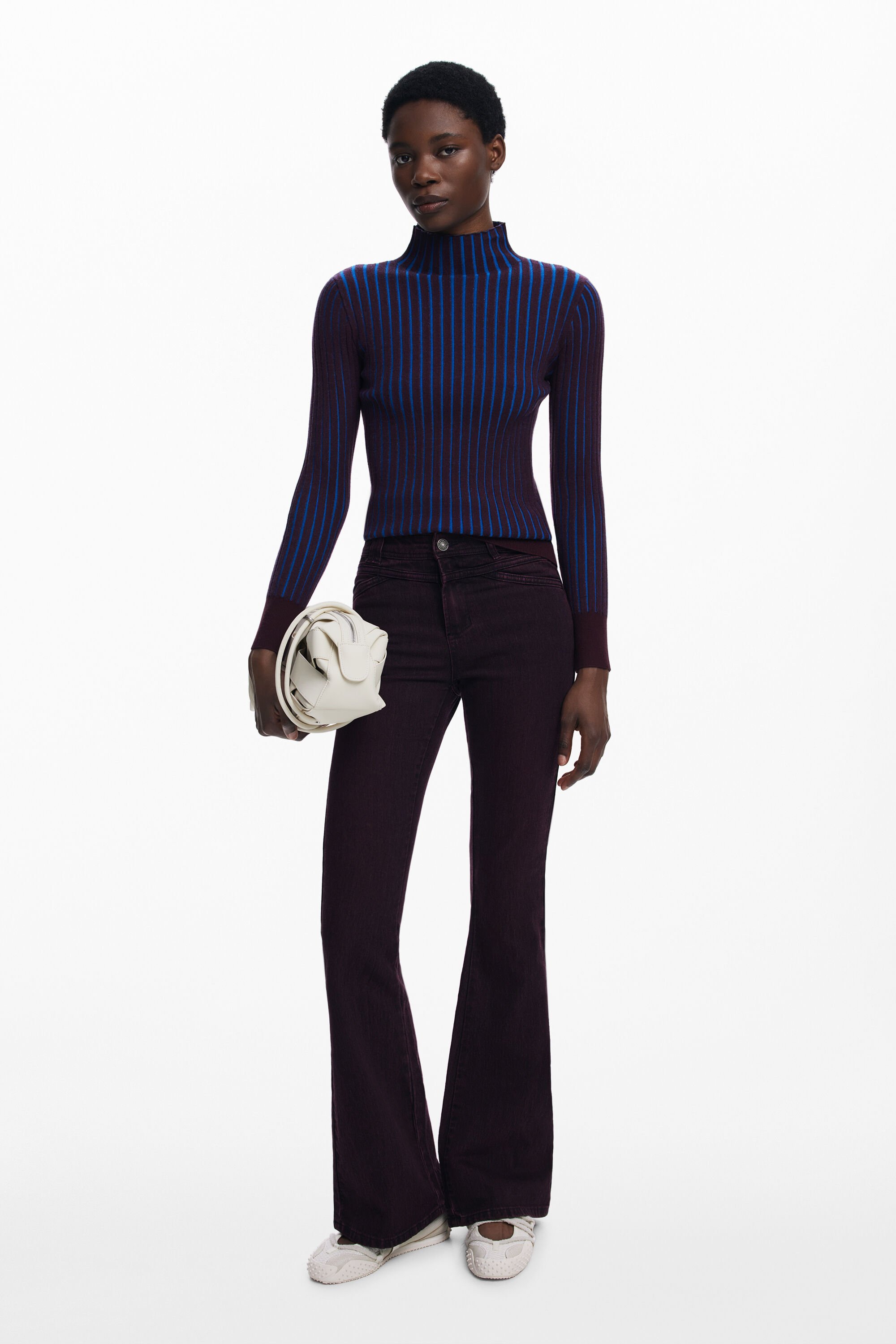Bordeauxfarbene Flare-Jeans