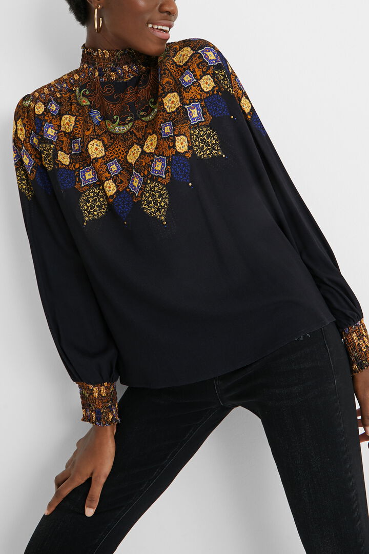 Blusa viscosa cuello alto fruncido | Desigual