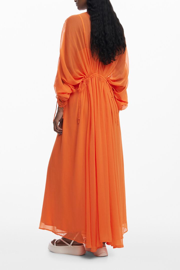 Vestido longo esvoa&ccedil;ante