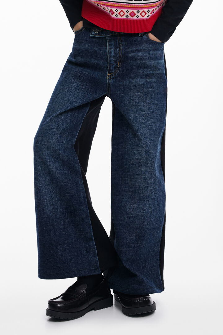 Jeans mit asymmetrischem Bund kombiniert