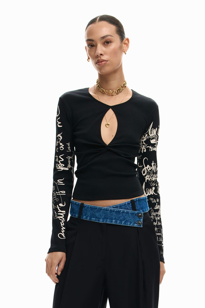 T-shirt with lettering opening