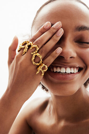 Vergulde ring met de letter M Zalio | Desigual