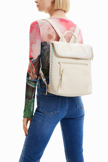 Mochila mediana solapa bordados | Desigual