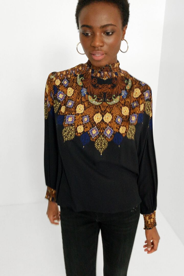 Blusa viscosa cuello alto fruncido | Desigual
