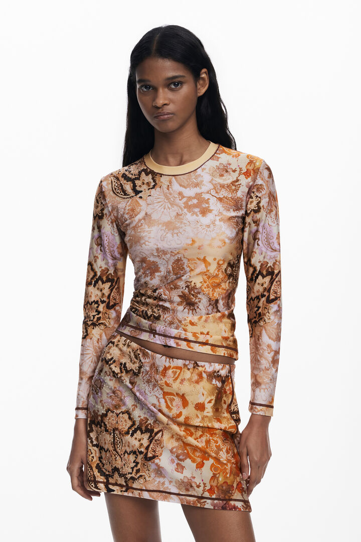 Romantic T-shirt with appliqués