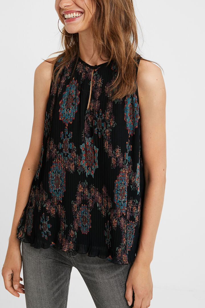 Black sleeveless pleated blouse | Desigual