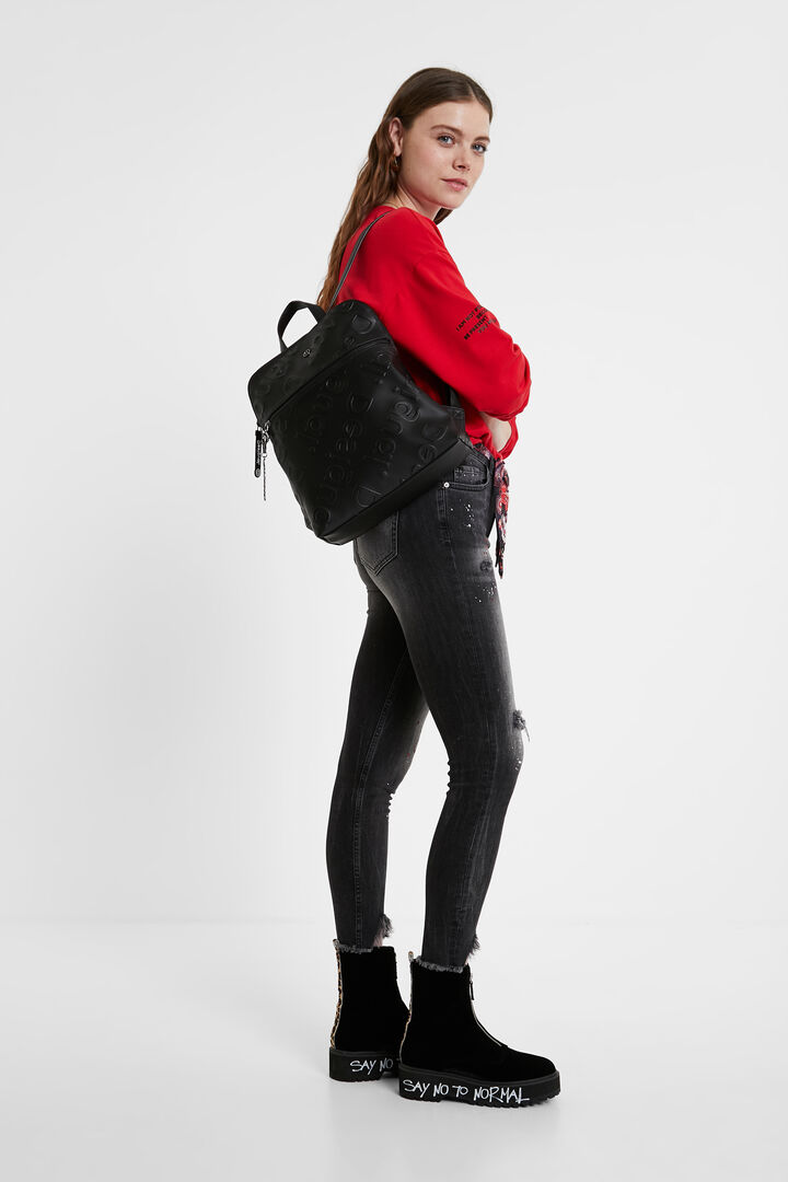 Mochila cuadrada logo relieve | Desigual