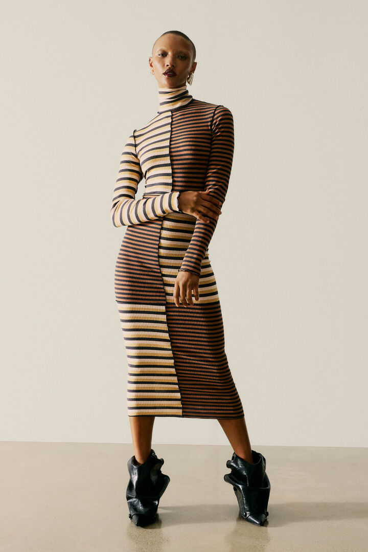 VESTIDO DE MALHA COM GOLA ALTA