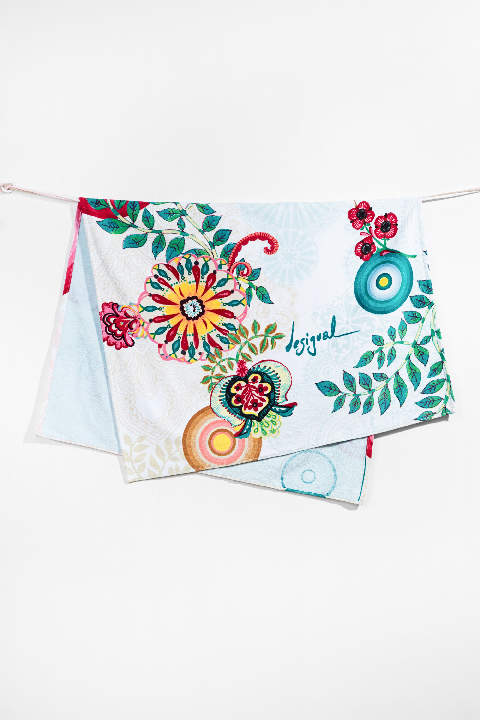 Soft towels in various sizes Essential Desigual
