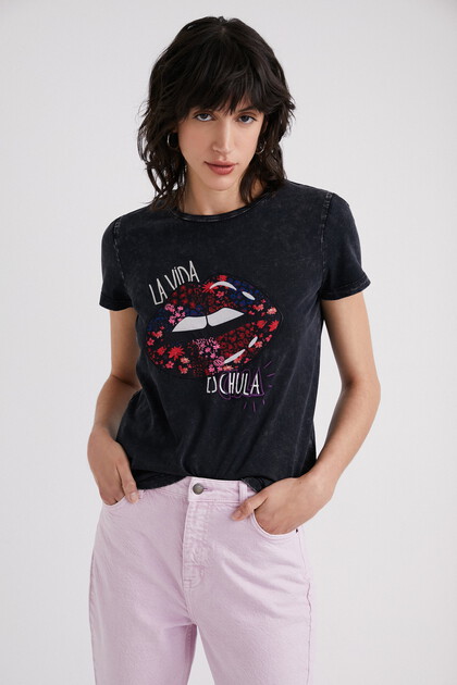 Embroidered lip patch T-shirt