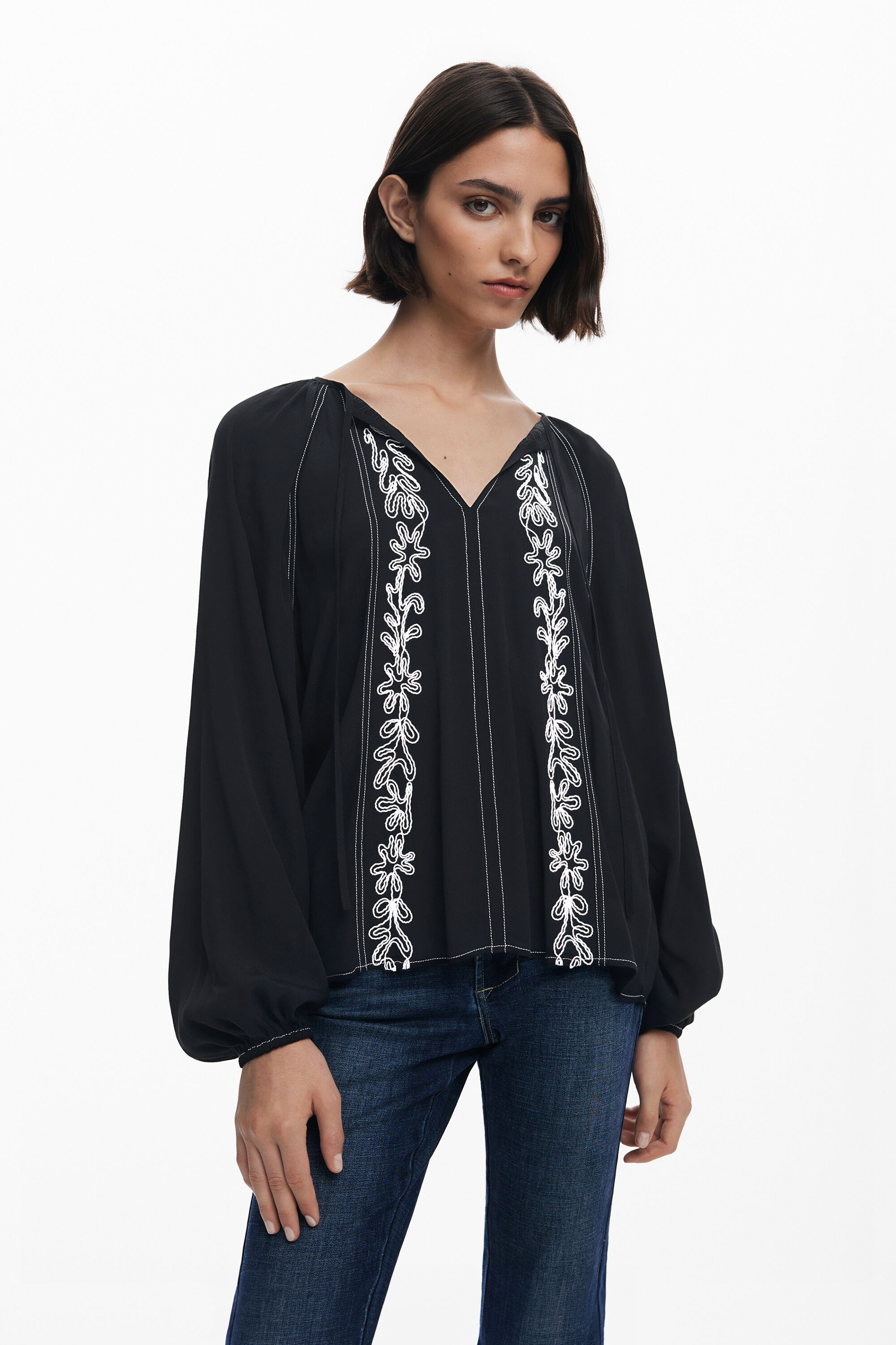 Bluse mit kontrastierenden Stickereien