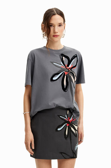 Worn-out t-shirt with arty flower. | Desigual