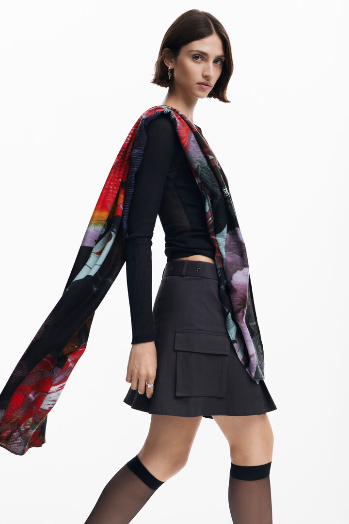 Scarf with large flowers | Desigual