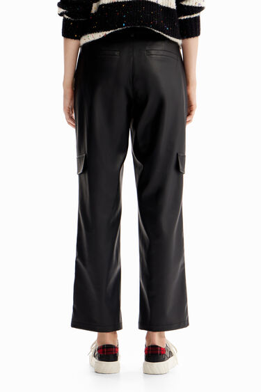 Pantalón cargo efecto piel | Desigual