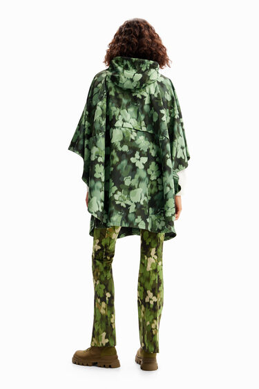 Chubasquero capucha camo | Desigual