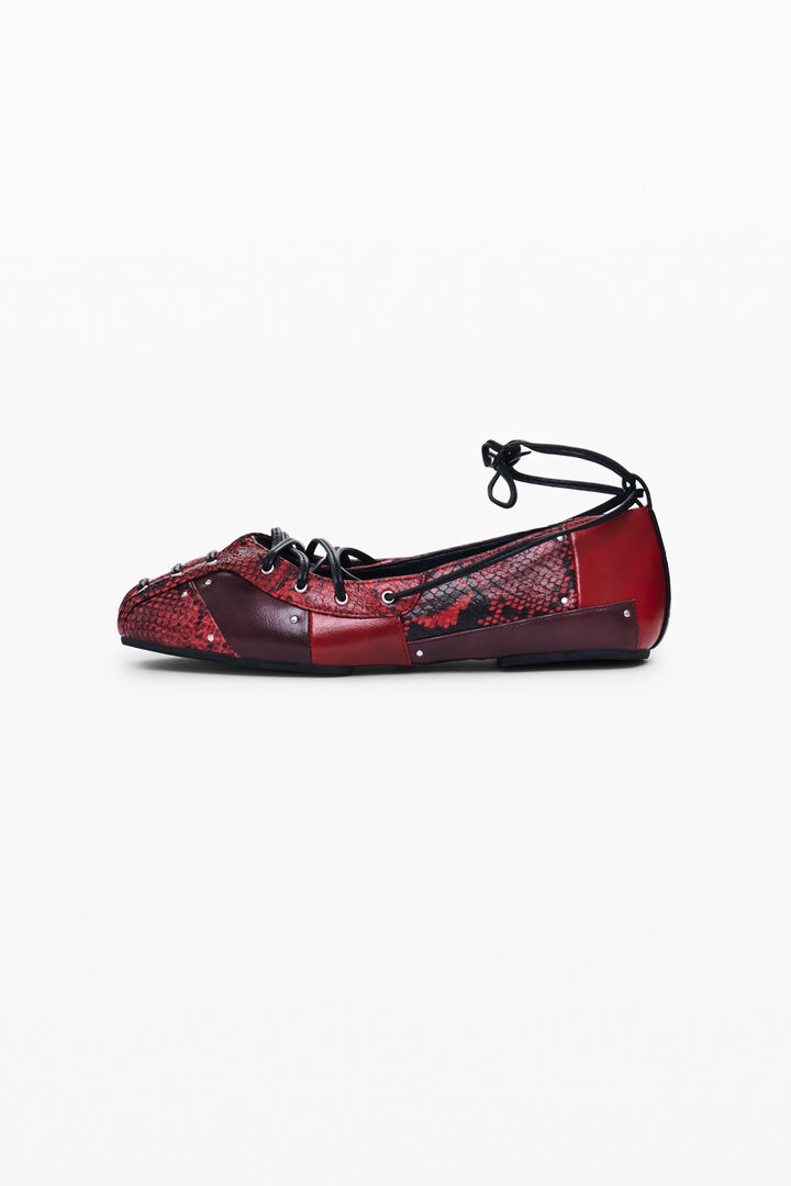 Ballerina with laces