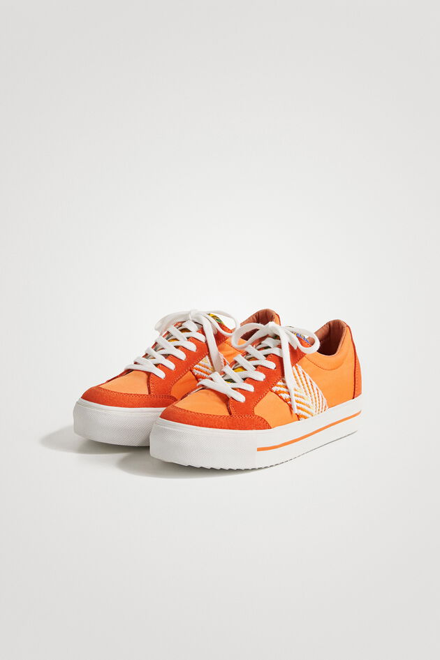 Orangefarbener Sneaker mit Ethno-Streifen